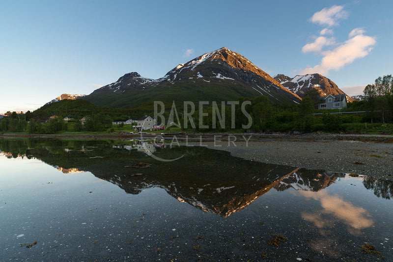 Sjursnes i midnattsol