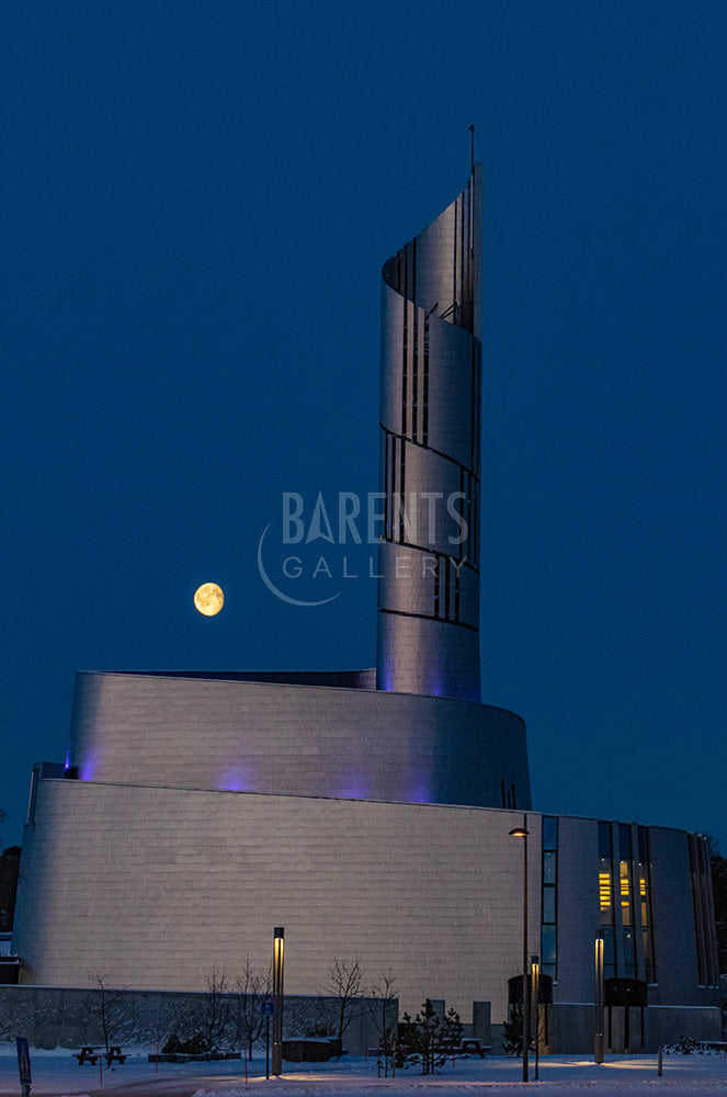 Nordlyskatedralen og månen