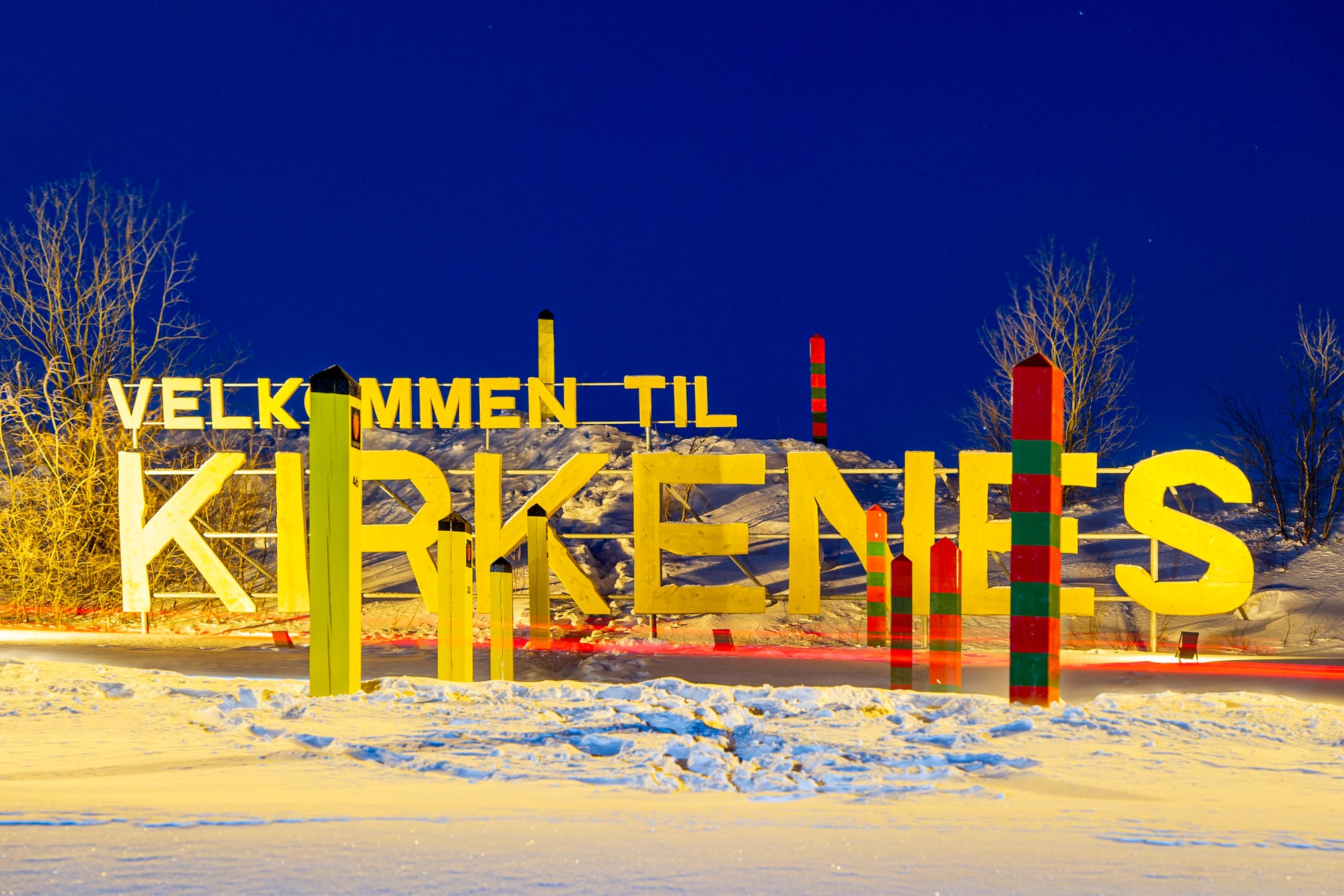 Kirkenesskilt med grensestolper