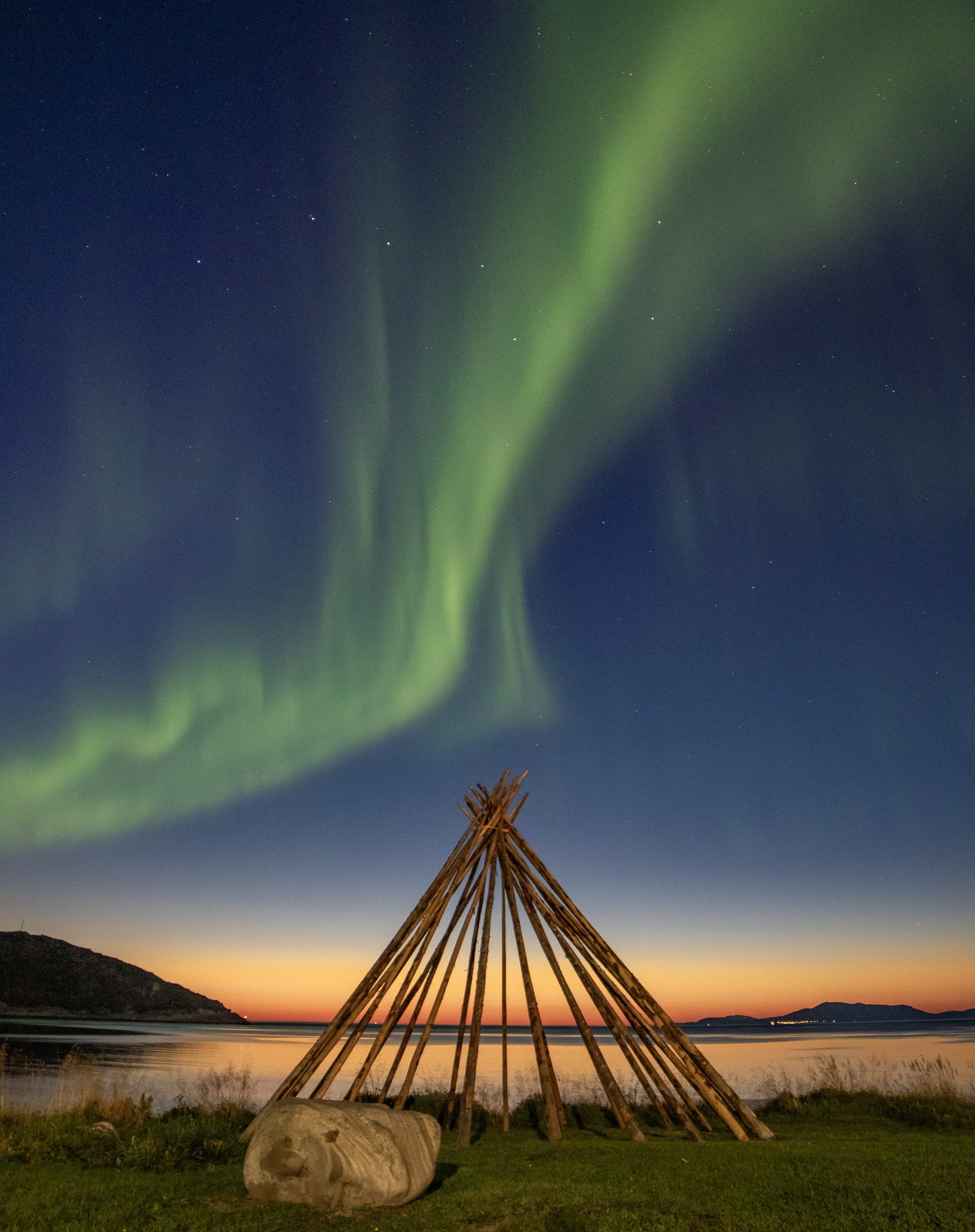 Nordlys og solnedgang
