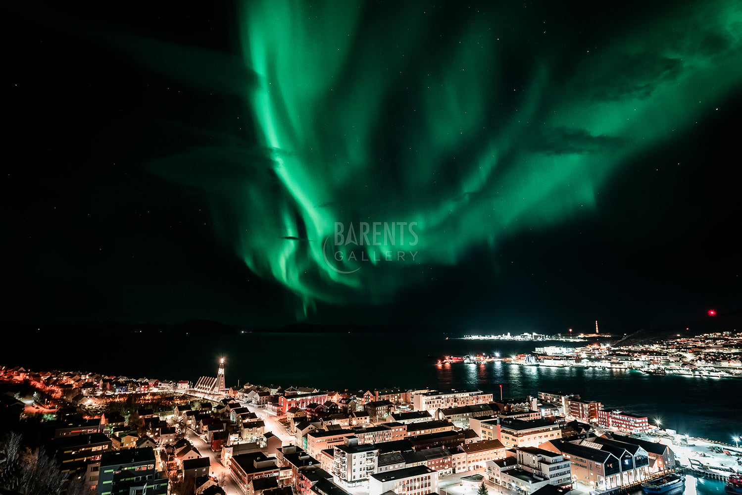 Nordlys over byen