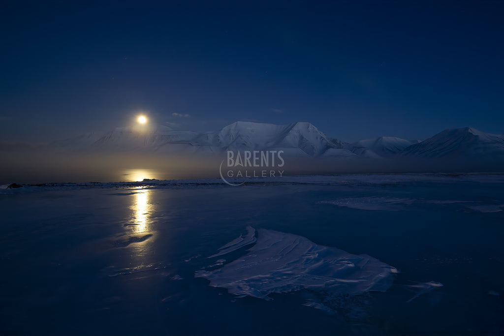 Moonrise on svalbard